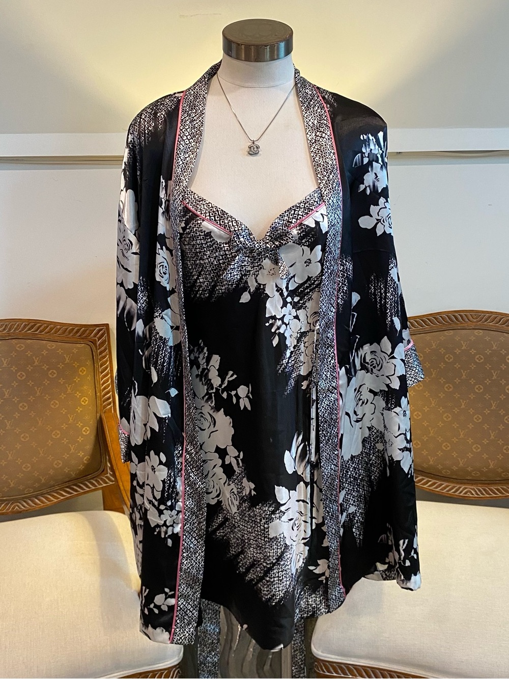 Morgan Taylor Black & White Floral Satin Robe and Chemise Set with Pink Trim XS